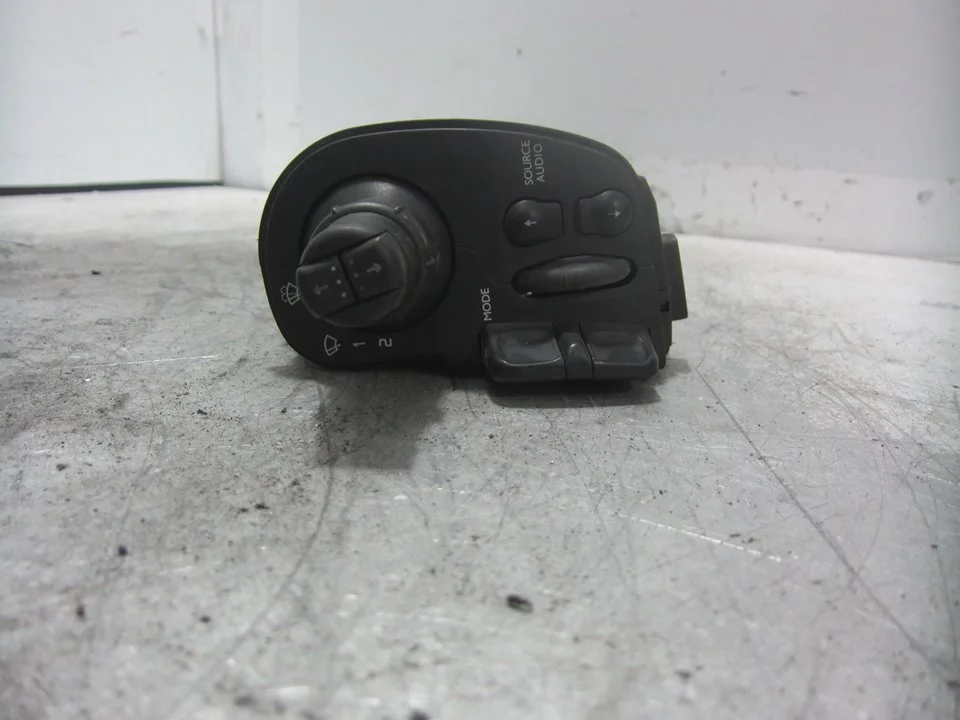 Foto de MANDO LIMPIA RENAULT CLIO III 1.5 dCi Diesel CAT (86 CV / 63 KW) referencia 88103009477