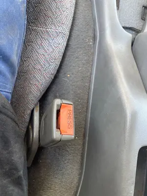 Foto de ENGANCHE CINTURON DELANTERO IZQUIERDO NISSAN SERENA (C23M) 2.3 Diesel (75 CV / 55 KW)