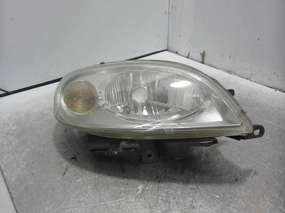 Foto de FARO DERECHO CITROEN XSARA BERLINA 1.6 (88 CV / 65 KW) referencia 9636331680