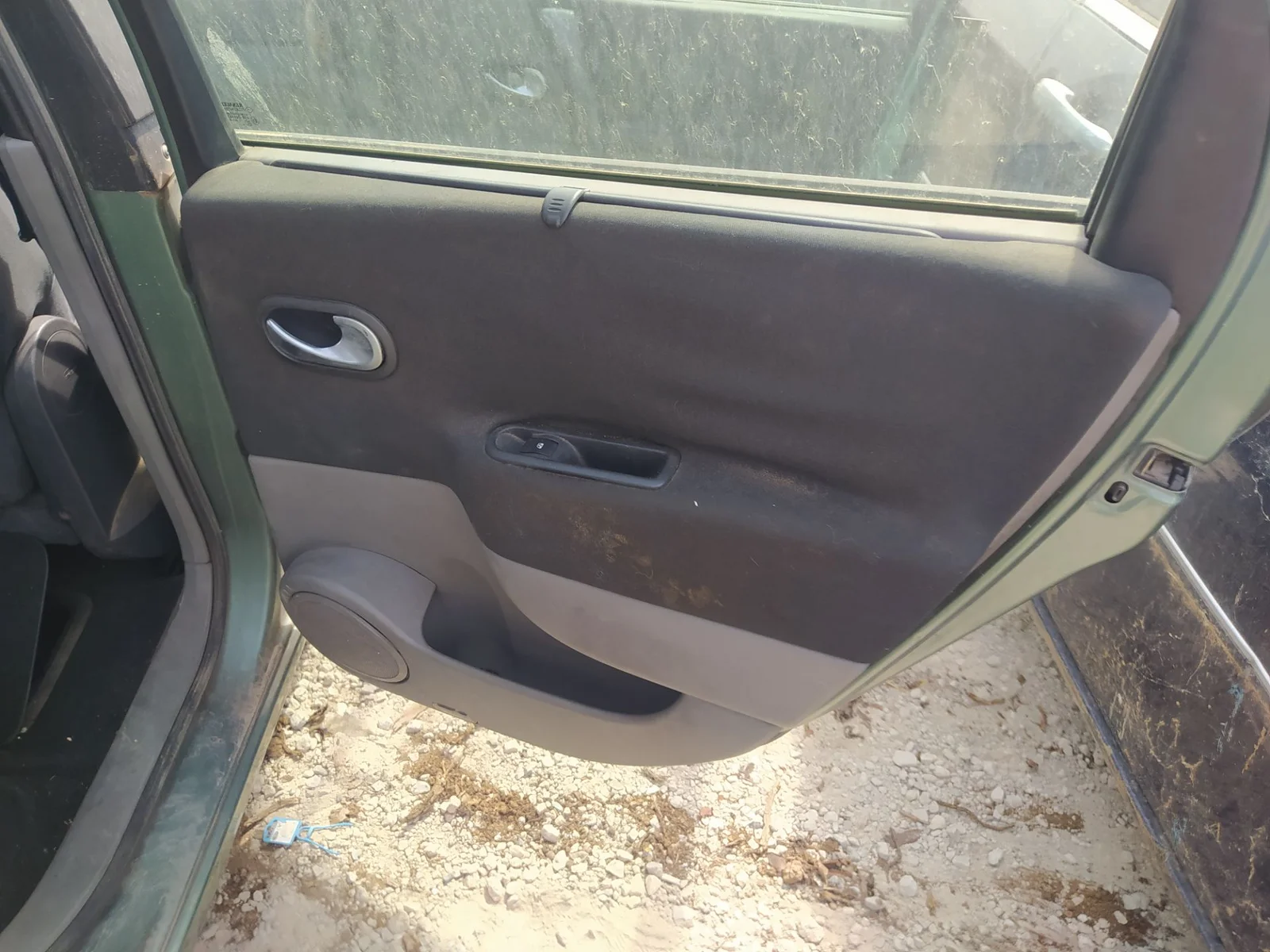 Foto de GUARNECIDO PUERTA TRASERA DERECHA RENAULT SCENIC II (JM) 1.5 dCi Diesel (106 CV / 78 KW) referencia 7701056973