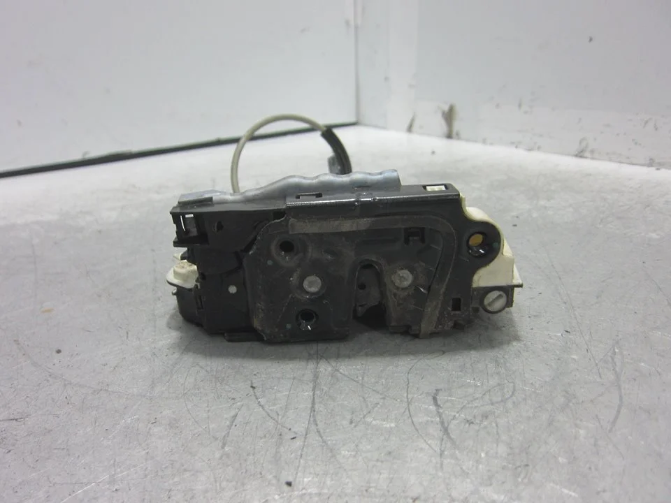 Foto de CERRADURA PUERTA TRASERA IZQUIERDA SEAT IBIZA BERLINA (6J5) 1.2 TDI (75 CV / 55 KW) referencia 6J0839015C
