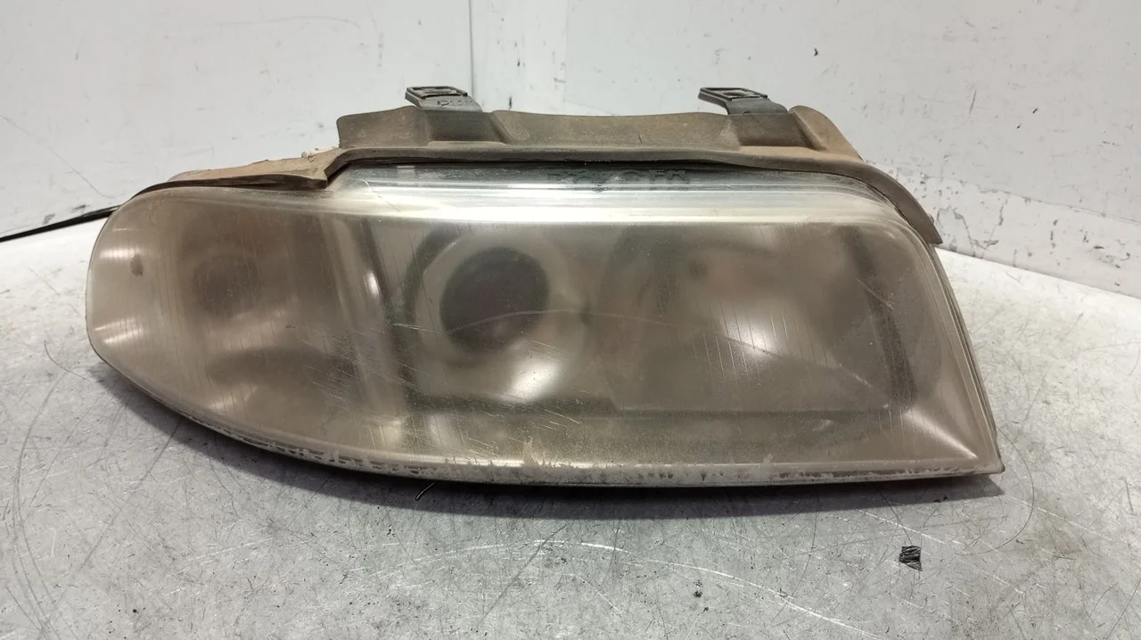 Foto de FARO DERECHO AUDI A4 BERLINA (B5) 1.9 TDI (90 CV / 66 KW) referencia 8D0941004AK