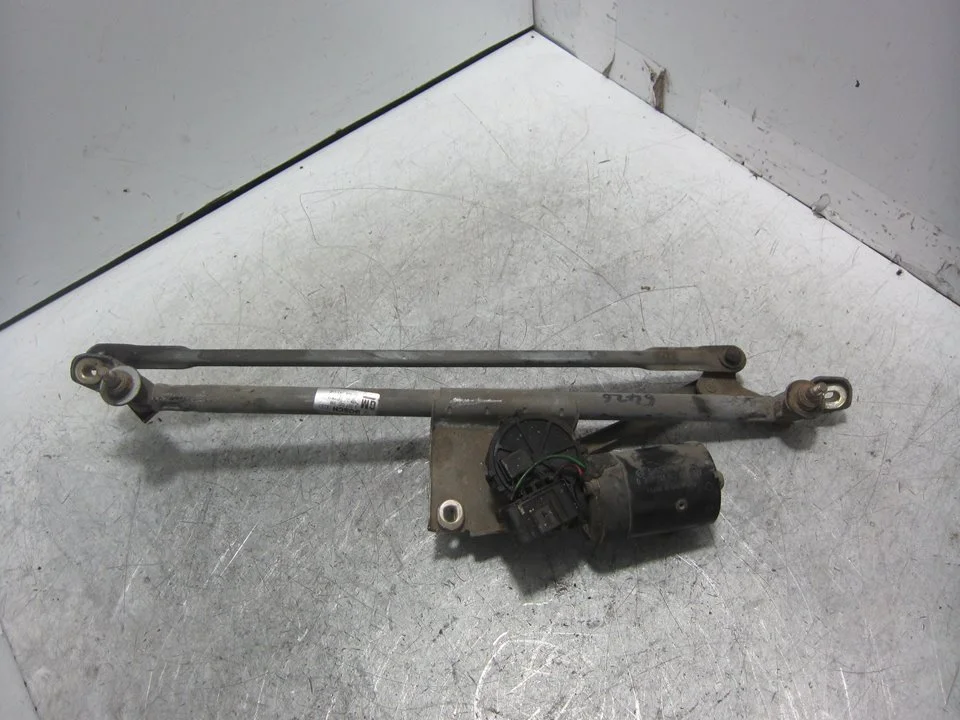 Foto de MOTOR LIMPIA DELANTERO OPEL VECTRA B BERLINA 2.0 DTI (101 CV / 74 KW) referencia 90504143