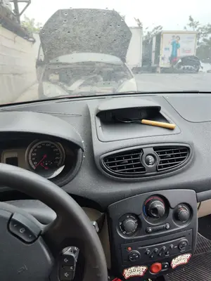 Foto de SALPICADERO RENAULT CLIO III 1.5 dCi Diesel CAT (86 CV / 63 KW) foto 3