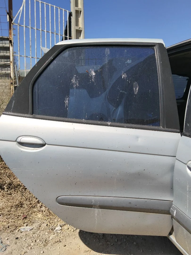 Foto de PUERTA TRASERA DERECHA RENAULT SCENIC I (JA...) 1.9 dCi Diesel CAT (102 CV / 75 KW) referencia 7751472140