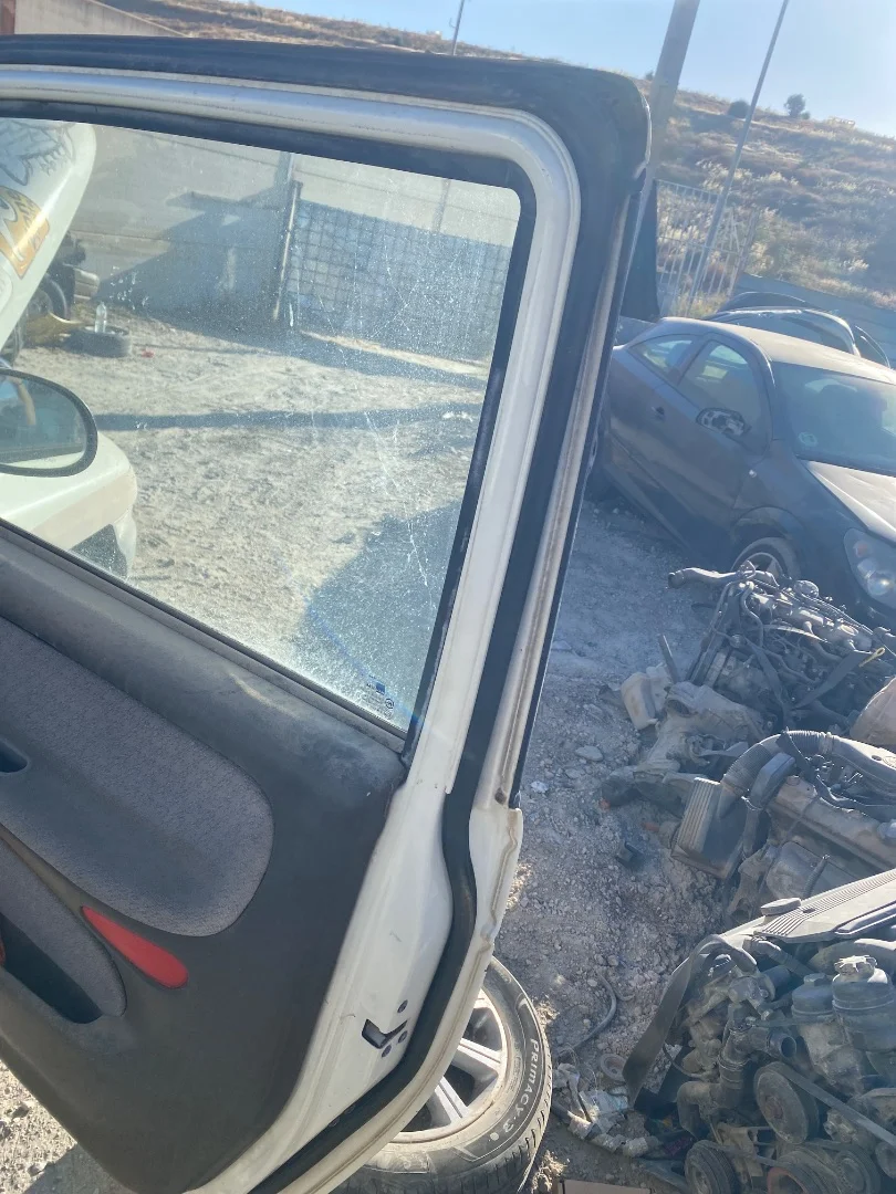 Foto de GOMAS CONTORNO PUERTA SSANGYONG KORANDO 2.9 Turbodiesel CAT (120 CV / 88 KW)