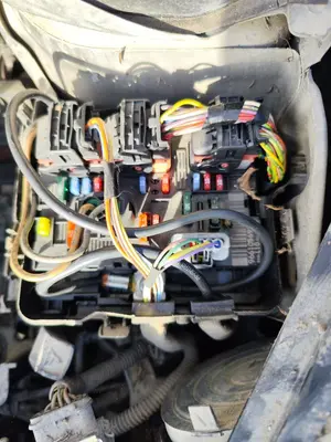 Foto de CAJA RELES / FUSIBLES PEUGEOT 207 1.4 HDi (68 CV / 50 KW)