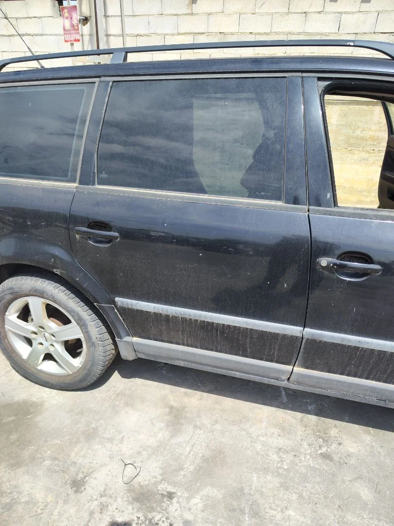 Foto de PUERTA TRASERA DERECHA VOLKSWAGEN PASSAT VARIANT (3B5) 1.9 TDI (110 CV / 81 KW) referencia 3B9833052AC