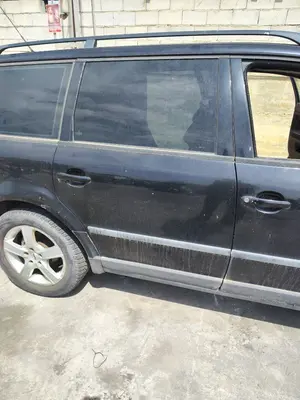 Foto de PUERTA TRASERA DERECHA VOLKSWAGEN PASSAT VARIANT (3B5) 1.9 TDI (110 CV / 81 KW) referencia 3B9833052AC