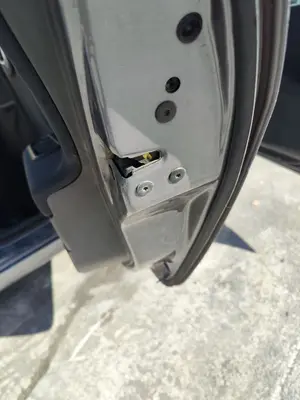 Foto de CERRADURA PUERTA TRASERA DERECHA RENAULT MEGANE II BERLINA 5P 1.5 dCi Diesel (101 CV / 74 KW)