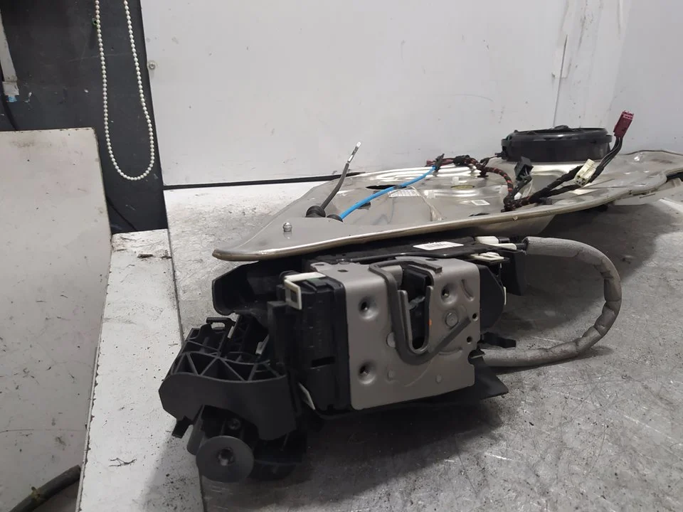 Foto de CERRADURA PUERTA TRASERA IZQUIERDA MERCEDES-BENZ CLASE C (BM 204) BERLINA 2.2 CDI CAT (170 CV / 125 KW) referencia A2047304035