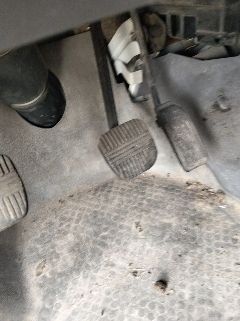 Foto de PEDAL FRENO NISSAN VANETTE CARGO 2.3 Diesel (75 CV / 55 KW)