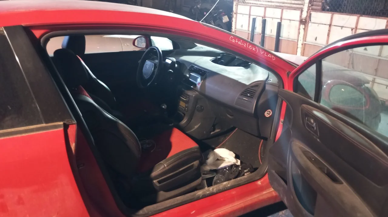 Foto de GOMAS CONTORNO PUERTA CITROEN C4 COUPE 1.6 HDi CAT (9HY / DV6TED4) (109 CV / 80 KW)
