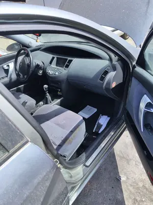 Foto de GOMAS CONTORNO PUERTA NISSAN PRIMERA BERLINA (P12) 1.9 16V Turbodiesel CAT (120 CV / 88 KW)