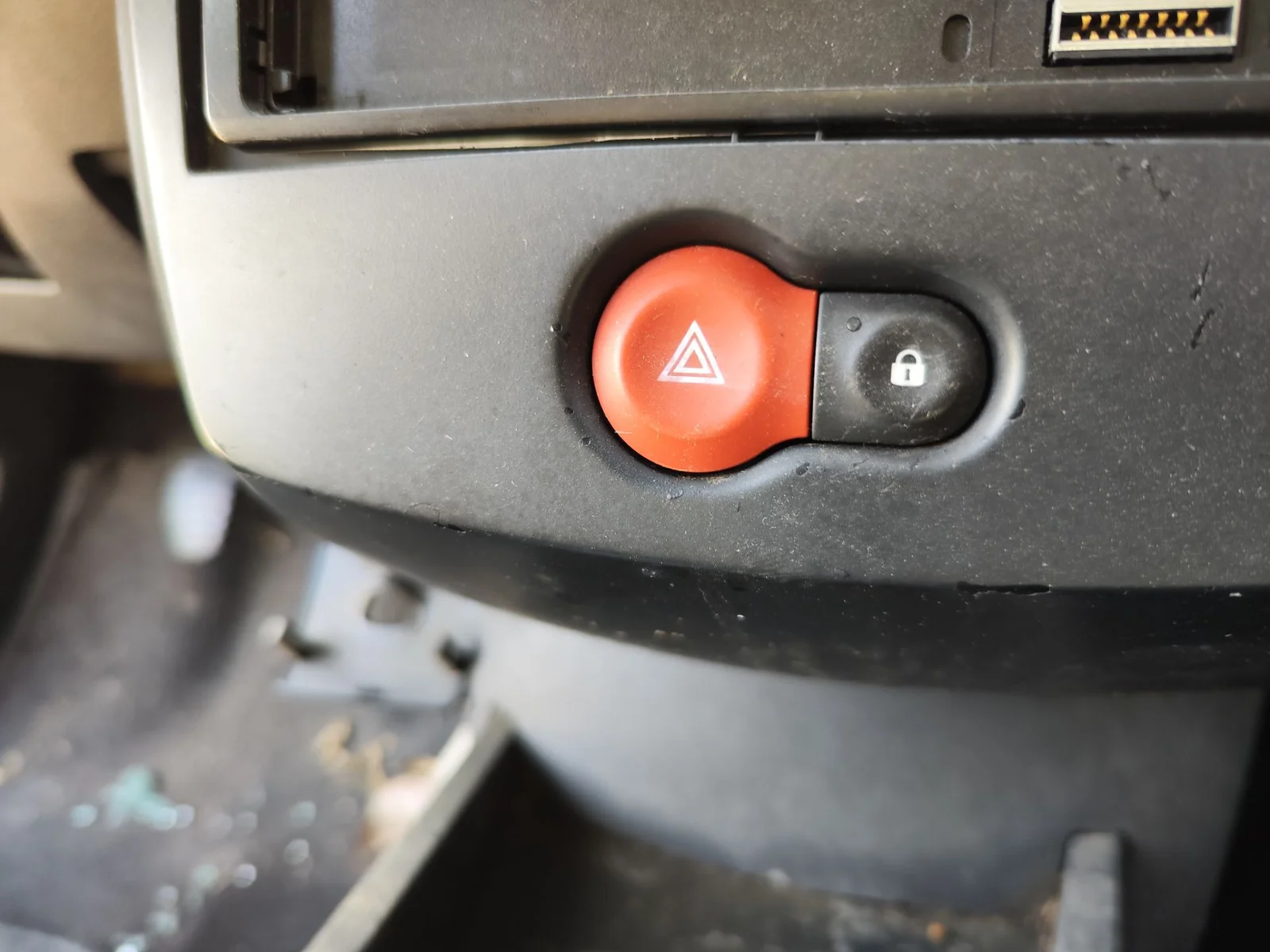 Foto de WARNING RENAULT CLIO III 1.4 16V (98 CV / 72 KW)