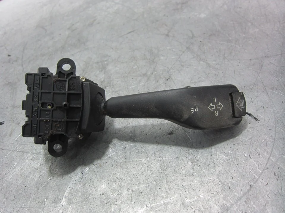 Foto de MANDO INTERMITENTES BMW SERIE 3 BERLINA (E46) 3.0 24V Turbodiesel CAT (184 CV / 135 KW) referencia 8363668