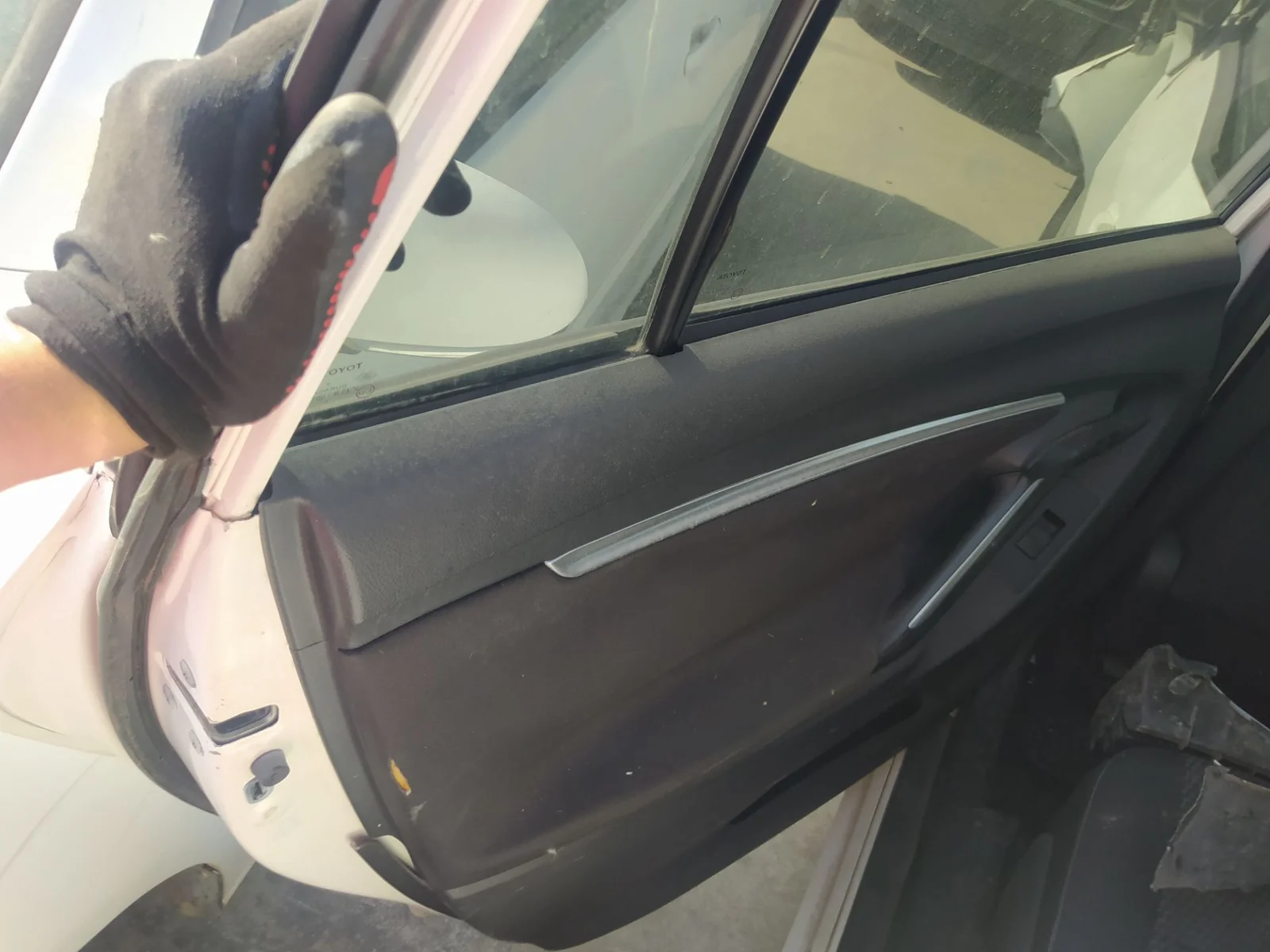 Foto de CERRADURA PUERTA TRASERA IZQUIERDA TOYOTA VERSO (AUR2/ZGR2) 1.6 D-4D CAT (112 CV / 82 KW) referencia 690500F031