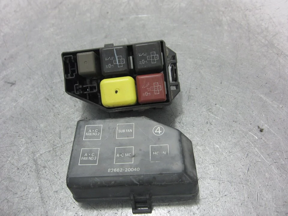 Foto de CAJA RELES / FUSIBLES TOYOTA CELICA (T20) 2.0 16V CAT (170 CV / 125 KW) referencia 8266220040