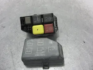 Foto de CAJA RELES / FUSIBLES TOYOTA CELICA (T20) 2.0 16V CAT (170 CV / 125 KW) referencia 8266220040