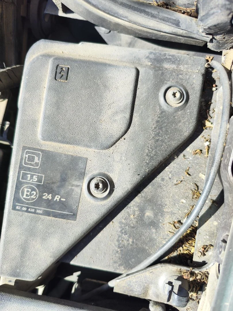 Foto de CAJA RELES / FUSIBLES RENAULT MEGANE II BERLINA 5P 1.5 dCi Diesel (101 CV / 74 KW)