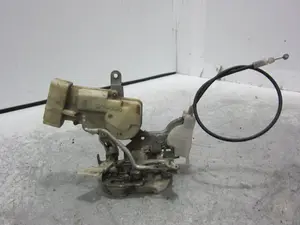 Foto de CERRADURA PUERTA DELANTERA IZQUIERDA TOYOTA YARIS (NCP1/NLP1/SCP1) 1.4 Turbodiesel CAT (75 CV / 55 KW) referencia 693200D011