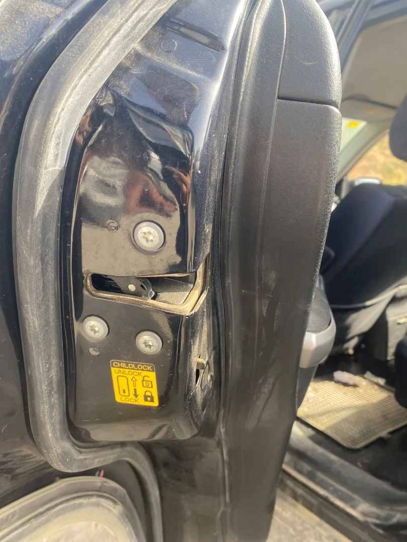 Foto de CERRADURA PUERTA TRASERA IZQUIERDA SUZUKI GRAND VITARA (JB/JT) 2.0 16V CAT (140 CV / 103 KW) referencia 82310-65J17-000