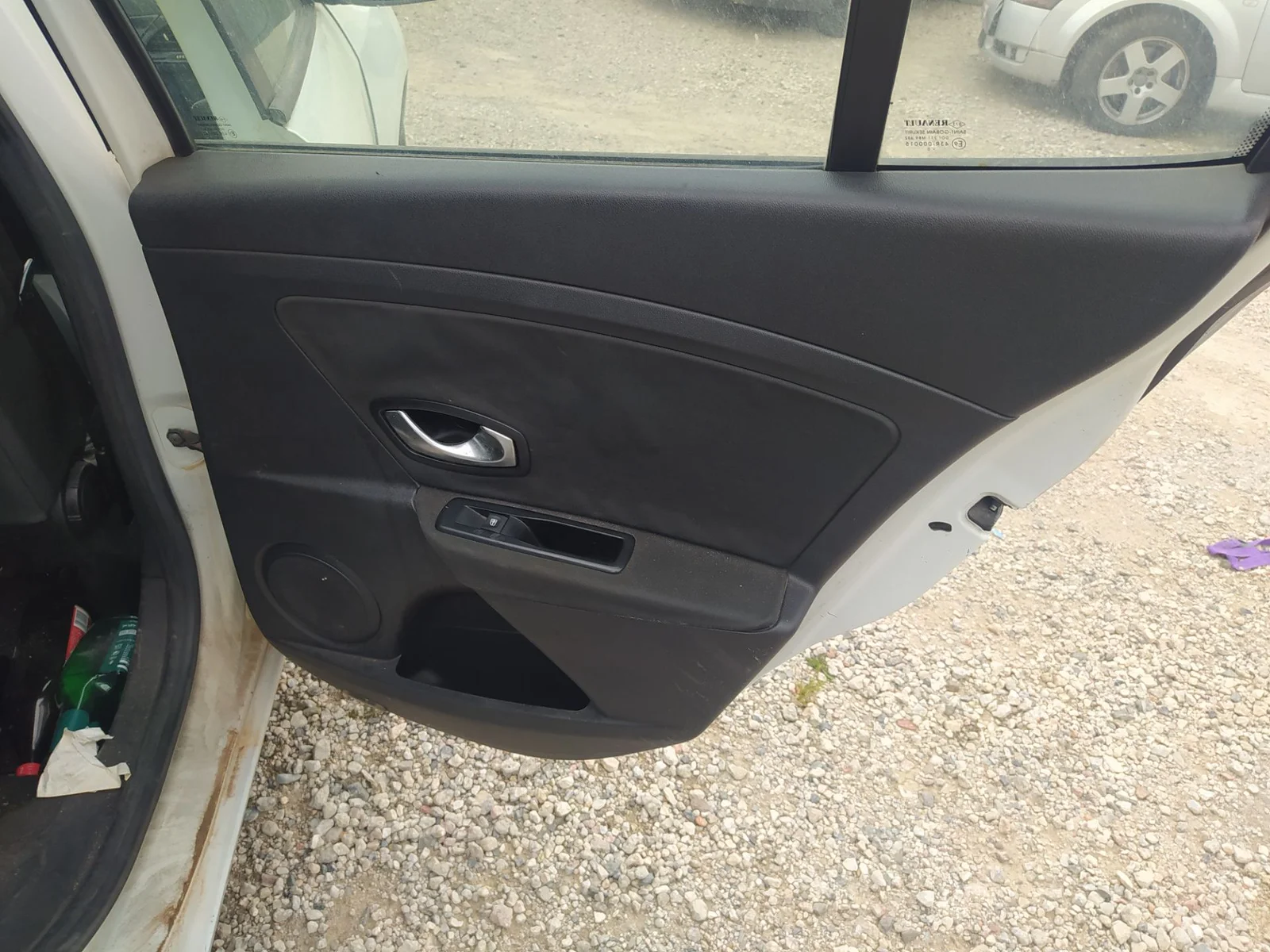 Foto de MANETA INTERIOR TRASERA DERECHA RENAULT MEGANE III BERLINA 5P 1.5 dCi Diesel CAT (86 CV / 63 KW)