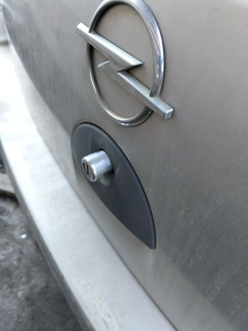 Foto de MANETA EXTERIOR MALETERO / PORTON OPEL CORSA C 1.2 16V CAT (Z 12 XE / LW4) (75 CV / 55 KW)