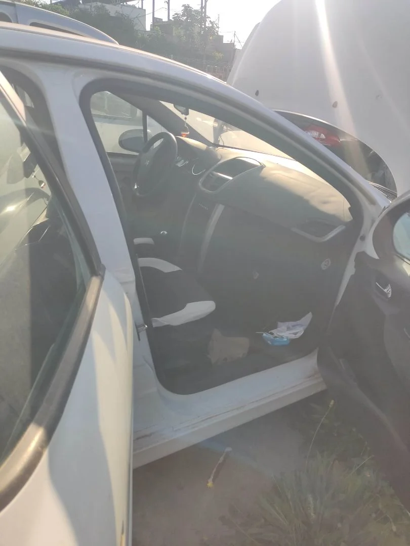 Foto de GOMAS CONTORNO PUERTA PEUGEOT 207 1.6 HDi FAP CAT (9HZ / DV6TED4) (109 CV / 80 KW)