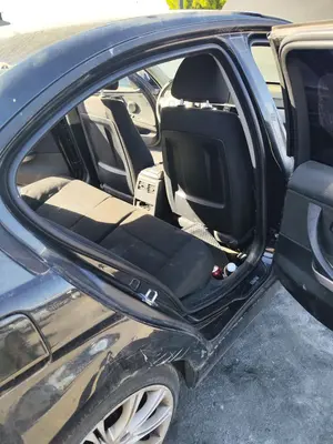 Foto de GOMAS CONTORNO PUERTA BMW SERIE 3 BERLINA (E90) 2.0 16V Diesel (163 CV / 120 KW)