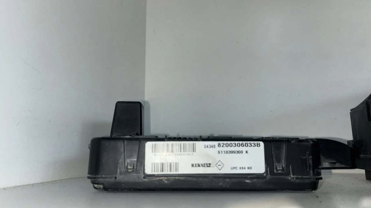 Foto de CAJA RELES / FUSIBLES RENAULT MEGANE II BERLINA 3P referencia 8200306033B