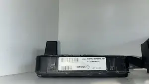 Foto de CAJA RELES / FUSIBLES RENAULT MEGANE II BERLINA 3P referencia 8200306033B