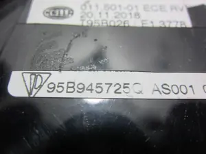 Foto de PILOTO TRASERO IZQUIERDO PARAGOLPES PORSCHE MACAN (95BA) referencia 95B945725Q foto 3