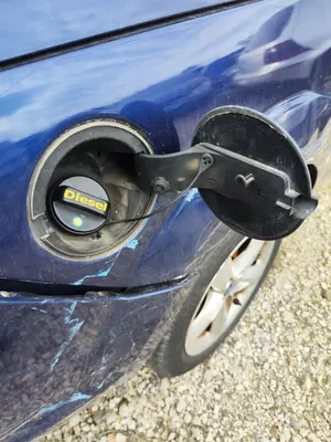 Foto de TAPA EXTERIOR COMBUSTIBLE FORD FOCUS CABRIO (CA5) 2.0 TDCi CAT (136 CV / 100 KW) foto 2