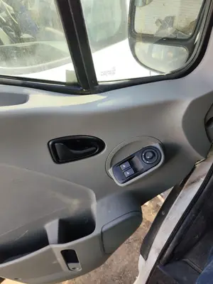 Foto de ELEVALUNAS DELANTERO IZQUIERDO NISSAN INTERSTAR (X70) 2.5 dCi Diesel CAT (114 CV / 84 KW)
