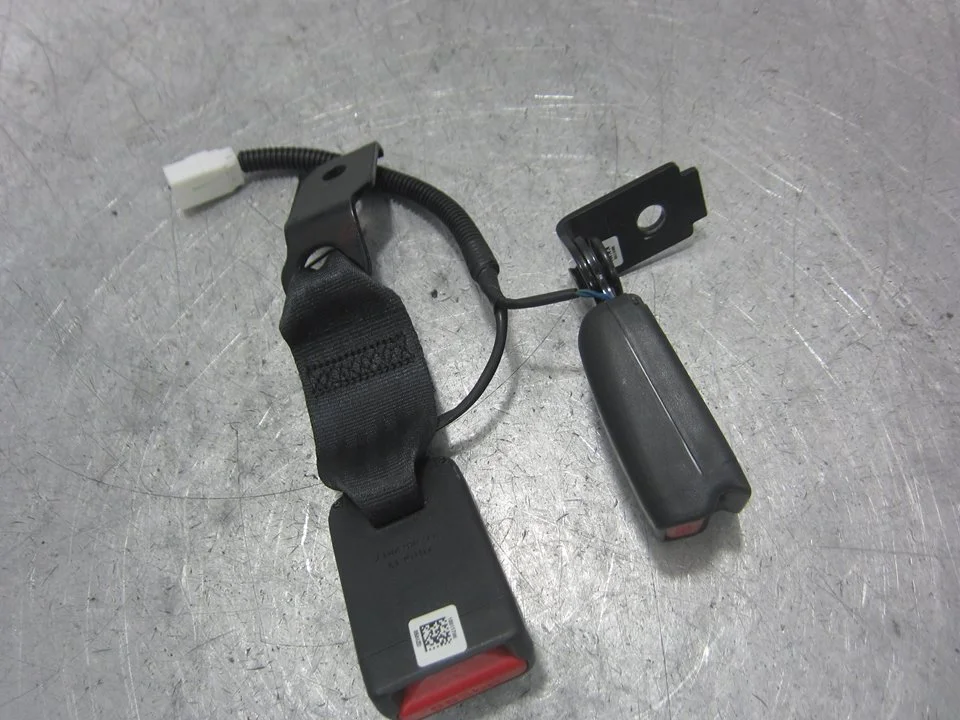 Foto de ENGANCHE CINTURON TRASERO DERECHO HYUNDAI I20 (GB) 1.2 16V CAT (84 CV / 62 KW) referencia 88401810060703