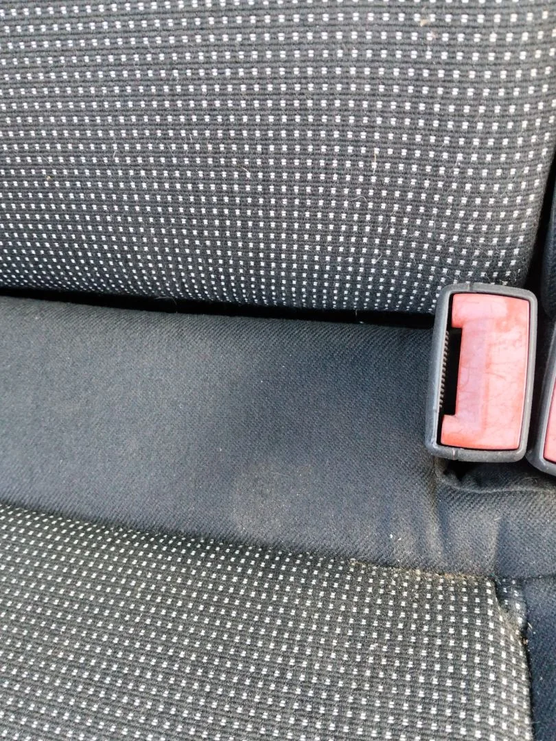 Foto de ENGANCHE CINTURON TRASERO CENTRAL OPEL ASTRA H GTC 1.9 CDTI (120 CV / 88 KW)
