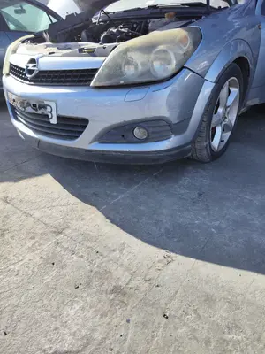 Foto de PARAGOLPES DELANTERO OPEL ASTRA H GTC 1.7 16V CDTI (101 CV / 74 KW) foto 4