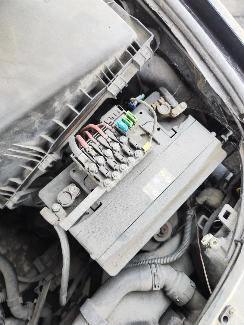 Foto de CAJA RELES / FUSIBLES AUDI A3 (8L) 1.9 TDI (110 CV / 81 KW)