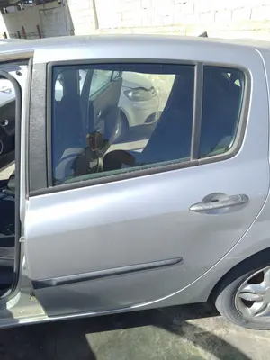 Foto de GOMAS CONTORNO PUERTA RENAULT CLIO III 1.4 16V (98 CV / 72 KW)