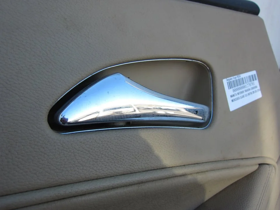 Foto de MANETA INTERIOR TRASERA IZQUIERDA MERCEDES-BENZ CLS (BM 219) 3.0 CDI CAT (224 CV / 165 KW)