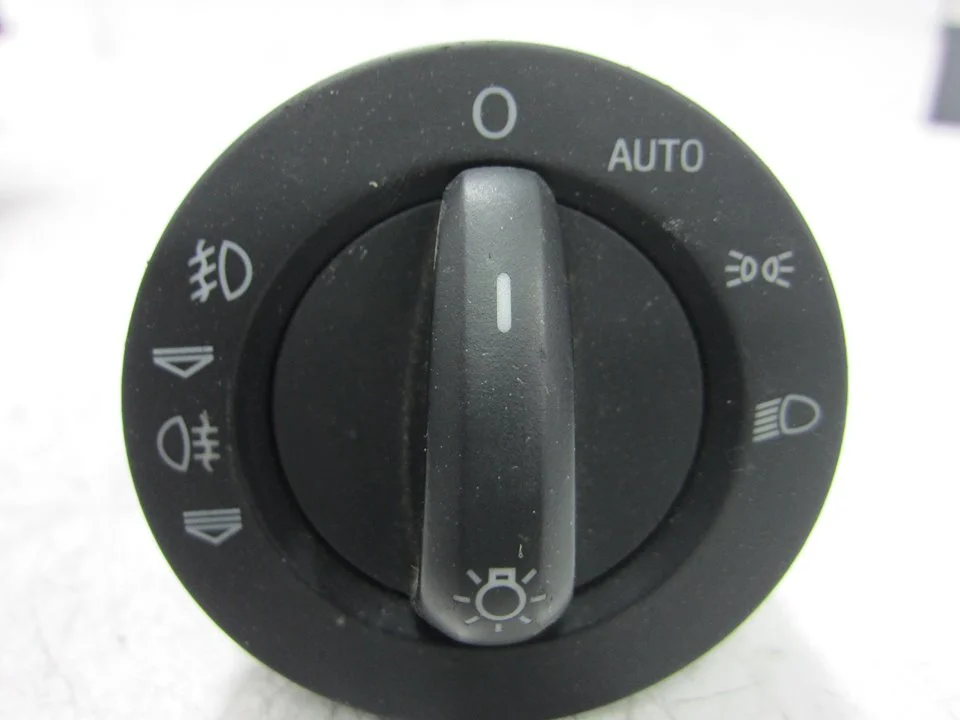 Foto de MANDO LUCES AUDI A6 BERLINA (4F2) 4.2 V8 40V (335 CV / 246 KW) referencia 4F1941531D