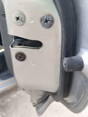 Foto de CERRADURA PUERTA TRASERA DERECHA KIA SEPHIA II