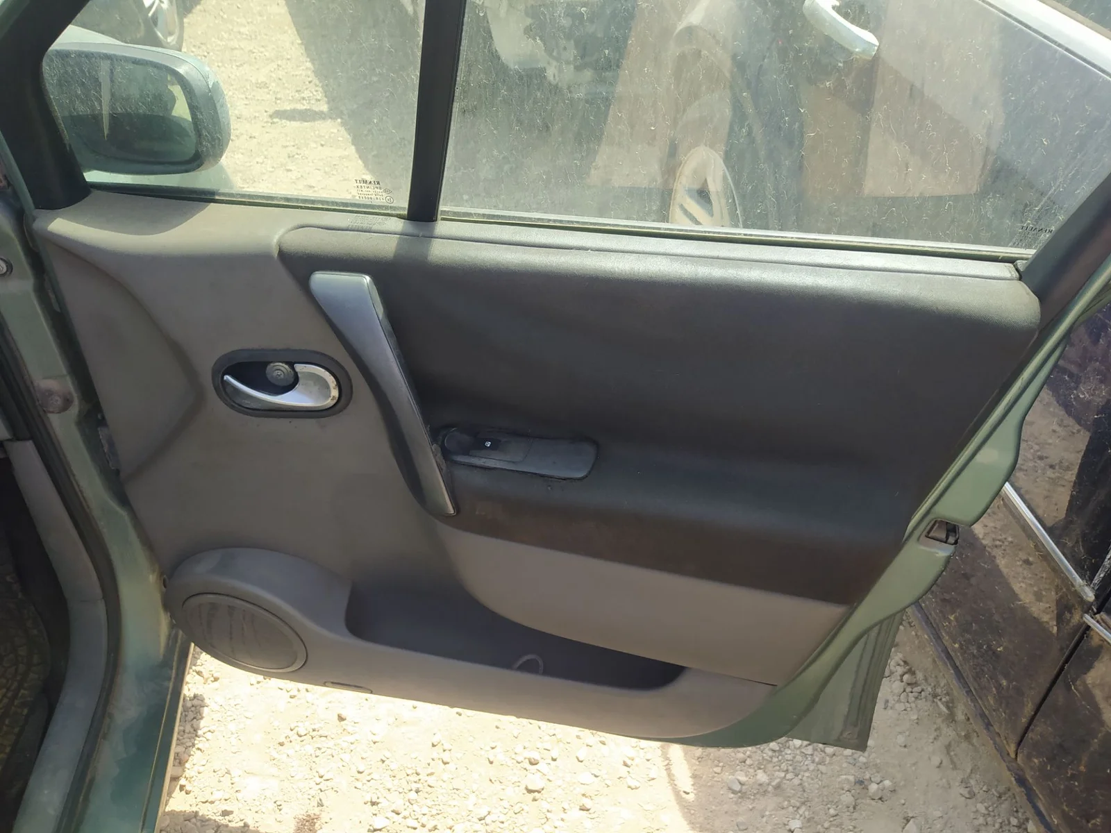 Foto de GUARNECIDO PUERTA DELANTERA DERECHA RENAULT SCENIC II 1.5 dCi Diesel (101 CV / 74 KW) referencia 7701056906