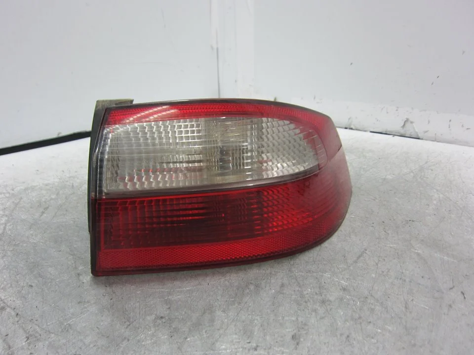 Foto de PILOTO TRASERO DERECHO RENAULT LAGUNA II (BG0) 1.9 dCi Diesel (120 CV / 88 KW) referencia 8200002474