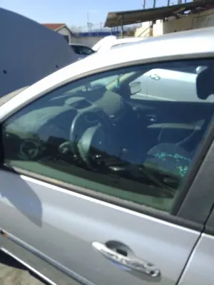 Foto de LUNA DELANTERA IZQUIERDA RENAULT CLIO III 1.4 16V (98 CV / 72 KW)