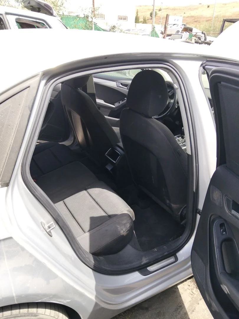 Foto de GOMAS CONTORNO PUERTA AUDI A4 BERLINA (8K2) 2.0 16V TDI (143 CV / 105 KW)