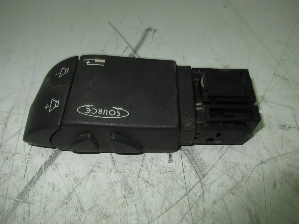 Foto de MANDO MULTIFUNCION RENAULT TWINGO II referencia 7701049643