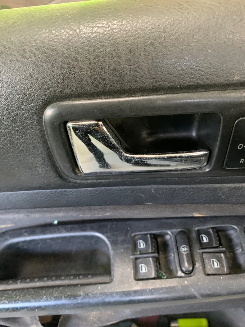 Foto de MANETA INTERIOR DELANTERA DERECHA VOLKSWAGEN GOLF IV BERLINA (1J1)(10.1997) 1.9 TDI (101 CV / 74 KW) referencia 3B1837114T B41