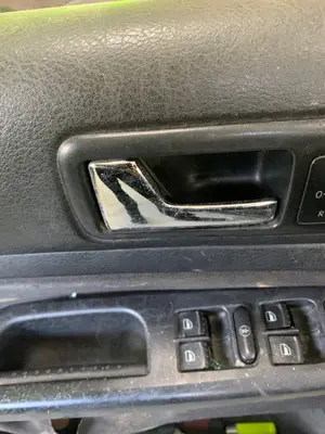 Foto de MANETA INTERIOR DELANTERA DERECHA VOLKSWAGEN GOLF IV BERLINA (1J1)(10.1997) 1.9 TDI (101 CV / 74 KW) referencia 3B1837114T B41